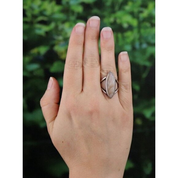 Sterling Silver Mother of Pearl Ring Size 6 - Picture 2 of 7